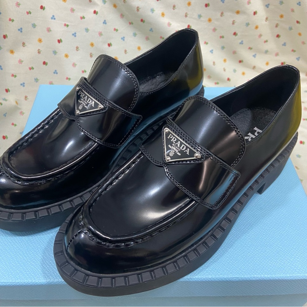 prada Women's black Loafers - Picture 1 of 4